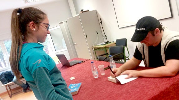 El escritor ‘Blue Jeans’ conecta con los alumnos del IES Adaja de Arévalo