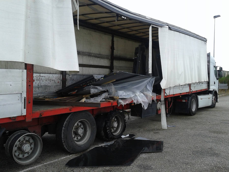 El conductor de un camión se fuga tras un accidente y se encierra 9 horas en la cabina
