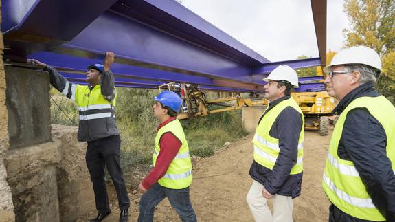 Recta final de las obras del nuevo puente sobre el Cea en Melgar de Arriba
