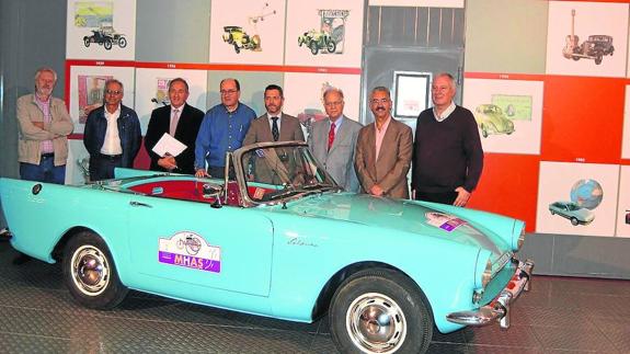 Los automóviles del pasado se alían con Proyecto Hombre para recaudar fondos