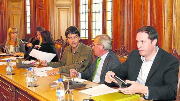 Ganemos no logra refuerzos para reprobar al concejal de Fiestas