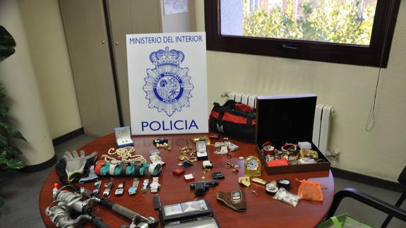 Detenido en Palencia con una pistola y valiosas joyas que habían sido robadas