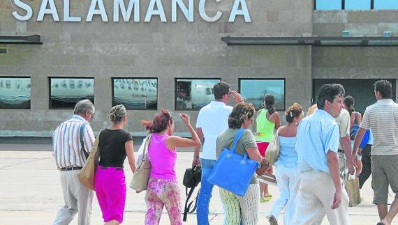 Recogen 1.100 firmas para pedir más vuelos en el aeropuerto de Matacán