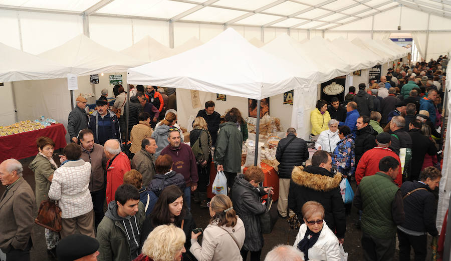 Cientos de personas acuden a la Feria de la Alubia en Saldaña
