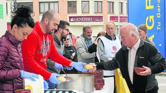 Cereaduey apoya a Cáritas con una degustación solidaria de lentejas