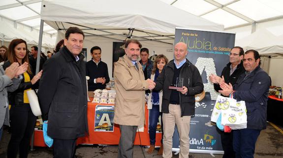 Saldaña premia a la Diputación por su apoyo a la promoción de la alubia