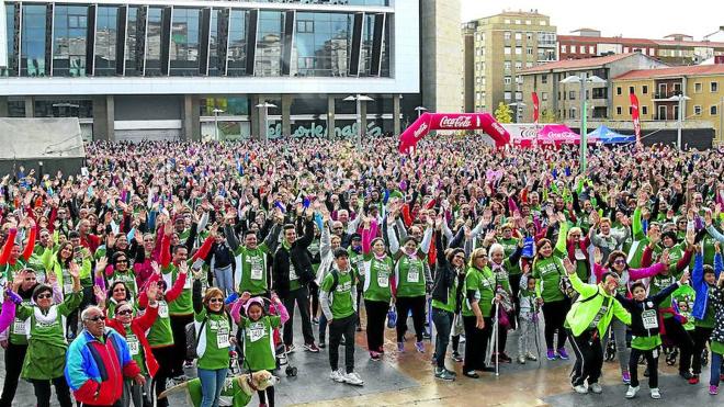 Más de 8.000 salmantinos tiñen el centro de color esperanza contra el cáncer