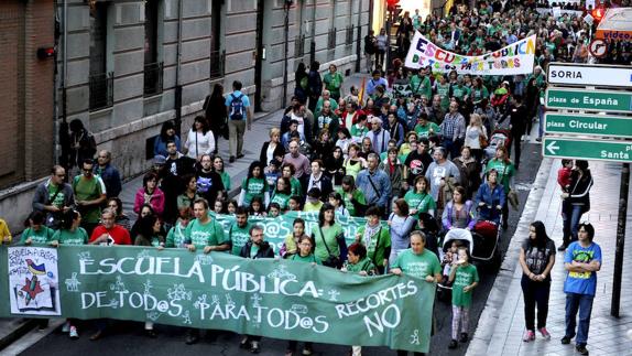 Mil estudiantes protestan en Valladolid contra las reválidas
