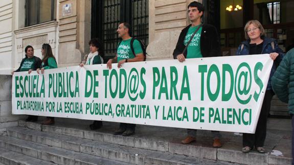 300 personas se concentran en Palencia contra unas «caducas» reválidas