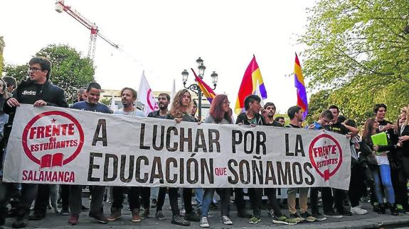 Casi 8.000 estudiantes secundan la huelga contra la Lomce y las reválidas