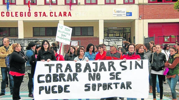 Las trabajadoras de limpieza de los colegios reclaman el pago de sus salarios