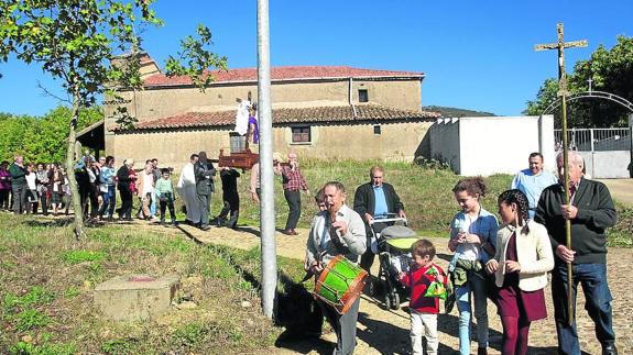 San Miguel de Robledo rinde honores al Santísimo Cristo por octubre