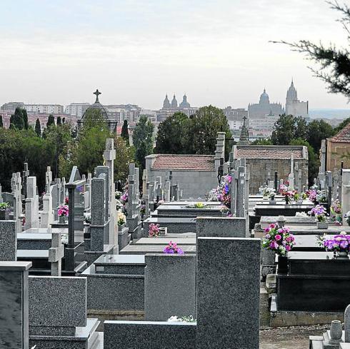 Un paseo por la historia de la ciudad a través de los rincones del camposanto