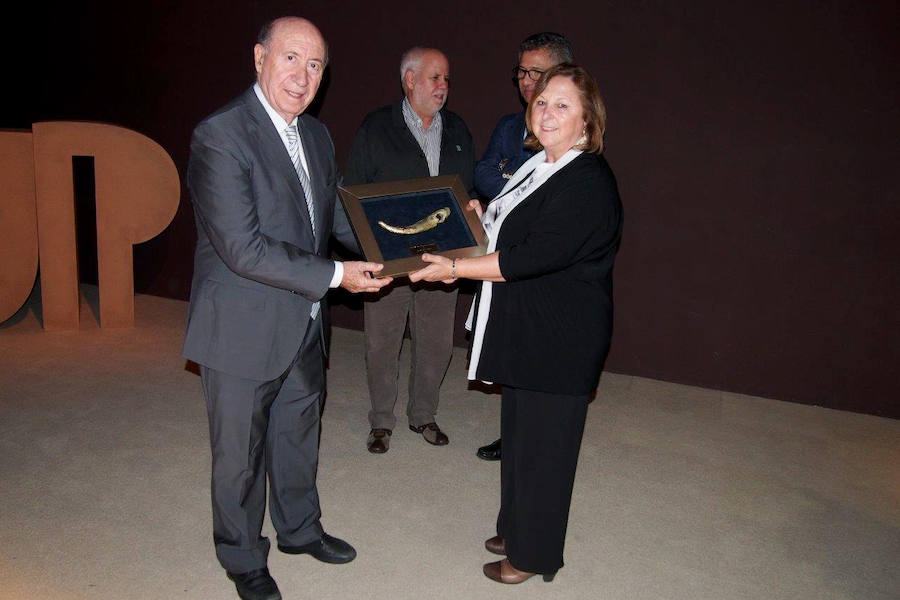 Emotivo homenaje de la Sociedad Prehistórica de Cantabria a Peridis