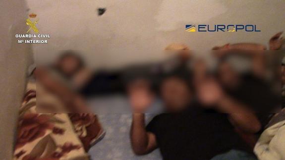 Los 21 obreros búlgaros liberados en Cuéllar vivían hacinados en un piso de la calle Cogeces