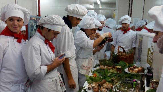 Zamora promociona la cocina de setas entre alumnos de hostelería de Valladolid