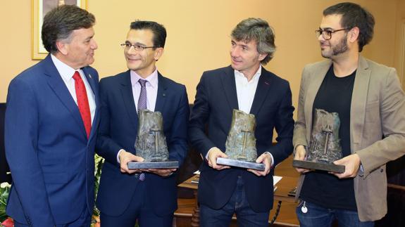 Los poetas ganadores del Gil de Biedma reciben el galardón