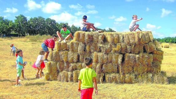 «En el pueblo, a los niños les puede enseñar la maestra, los padres y cualquier persona»