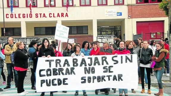 Las trabajadoras de la limpieza de los colegios se concentran hoy en la Plaza Mayor