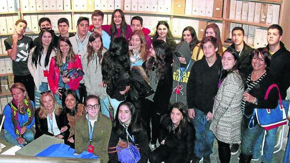 Estudiantes de Panamá visitan el archivo de los Alburquerque
