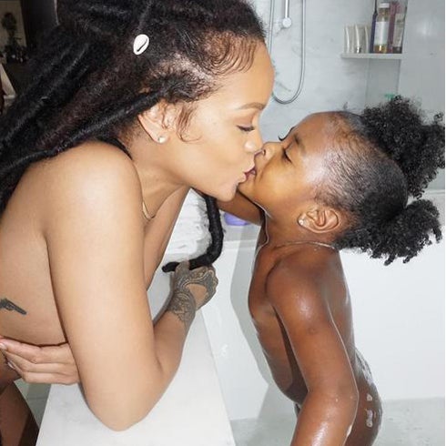 Rihanna publica una foto desnuda junto a su sobrina
