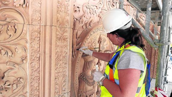 Las obras de la fachada de la Usal entran en su recta final y finalizarán en un mes