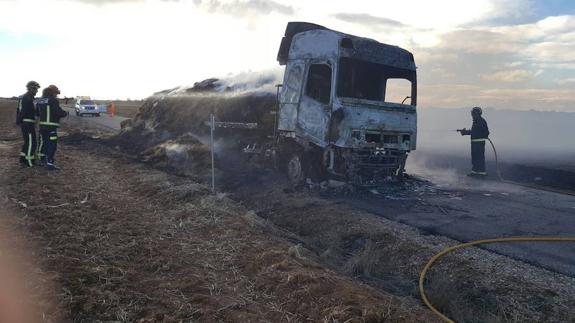 Arde un camión cargado con pacas en Palencia