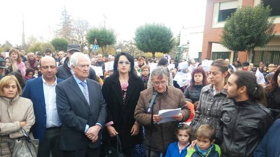 Decenas de vecinos de Virgen del Camino se lamentan por lo sucedido
