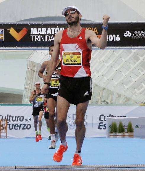 Rafa Iglesias ‘vuelve’ a la elite como mejor español en el maratón de Valencia