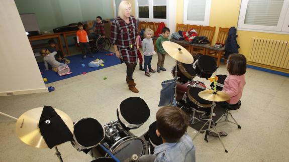 300 niños y jóvenes se enganchan a la música en el Espacio Joven de Palencia
