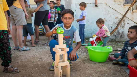 Cuatrocientos niños refugiados en Grecia sonríen gracias a un proyecto vallisoletano