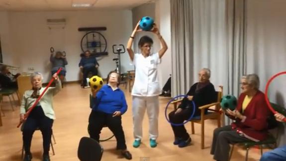 Los abuelos de la Residencia Cardenal Marcelo se apuntan a la moda del ‘mannequin challenge’