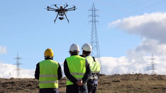Unión Fenosa revisa con drones las líneas de alta tensión de Segovia