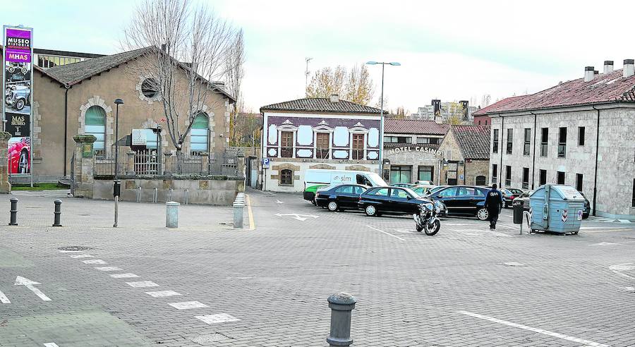 El centro de recepción de turistas queda reducido a cuatro dársenas y unos aseos