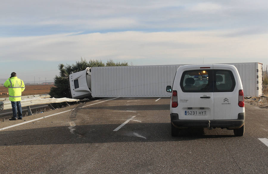 La A-62 se abre parcialmente en Torquemada tras el accidente de un camión