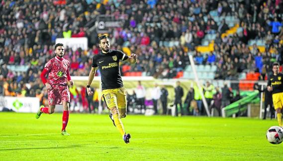 Yannick Carrasco sirve el ibérico
