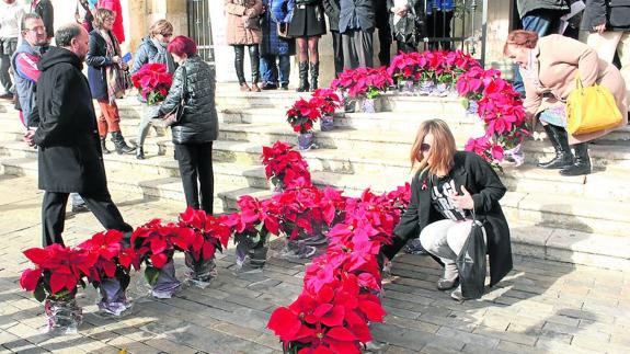 Lazos rojos de flores en Palencia 