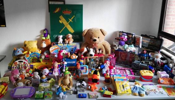 Los guardias civiles de Arévalo recogen juguetes contra el cáncer