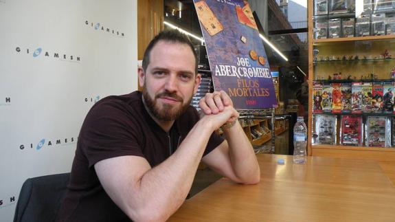 «Los escritores de mi generación nos cansamos de la fantasía moralmente simple»