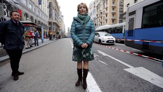 El posado de Esperanza Aguirre en la Gran Vía da mucho juego en Twitter