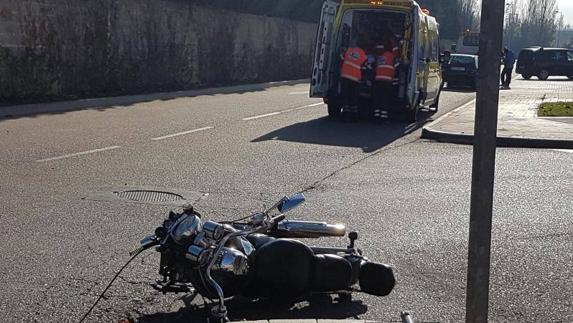 Herido un motorista tras colisionar contra un vehículo en Arroyo