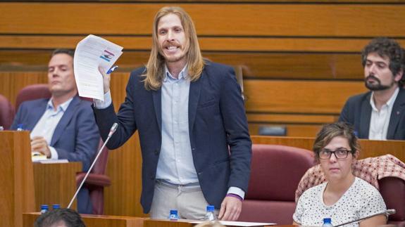 Pablo Fernández sostiene en Palencia que las Cortes regionales «son un teatrillo»