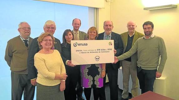 Enusa comienza su plan de voluntariado con una donación al Banco de Alimentos