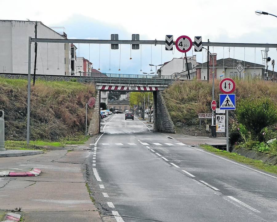 La Junta se compromete con el paso de la vía de la carretera de Lumbrales