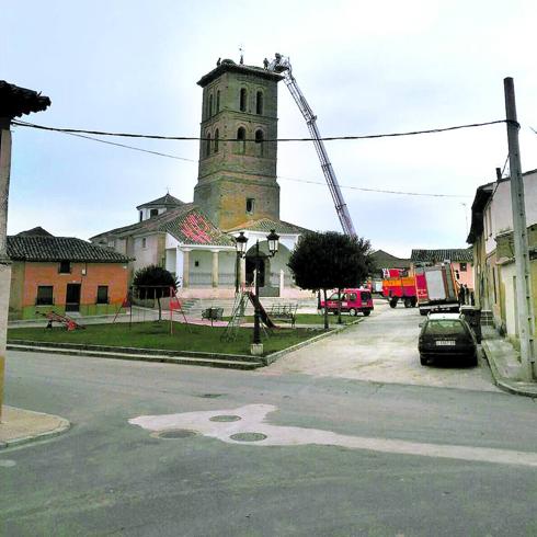 Retiran cinco nidos de cigüeñas del templo de Villavicencio