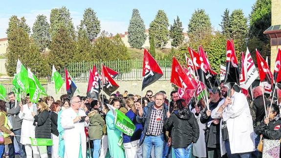 Los seis sindicatos se unen para exigir la dimisión de la gerente del Hospital