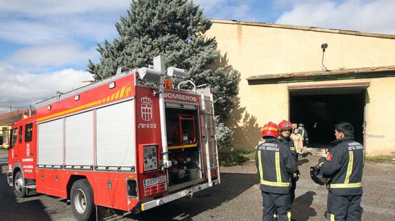 Los bomberos sofocan sendos incendios en Muñopedro y Yanguas de Eresma