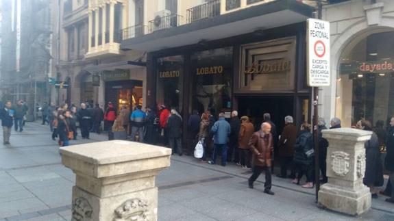 Grandes colas para conseguir los calendarios de la Diputación