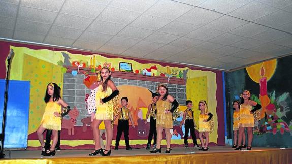Los escolares de Villada dan la bienvenida a la Navidad con un festival