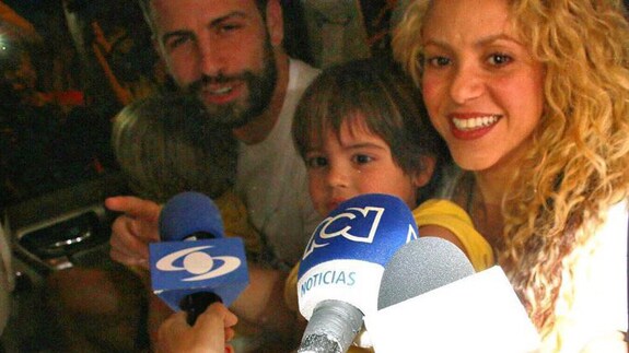 Shakira y Piqué, junto con sus hijos Milan y Sasha, aterrizan en Barranquilla